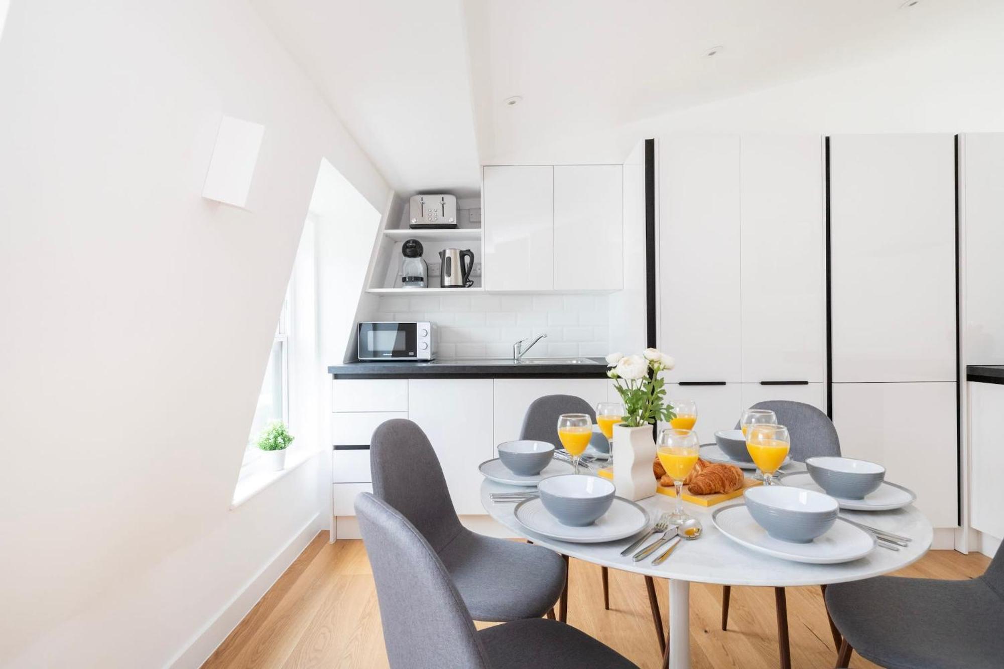 Fitzrovia & Soho - 2Br With Balcony - Cityapartmentstay Londyn Zewnętrze zdjęcie